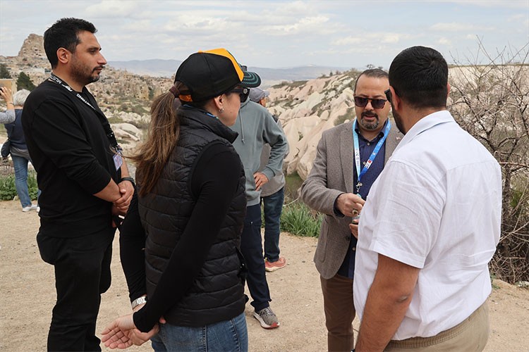 Turist rehberliğini sektör temsilcisi olarak yürütüyor