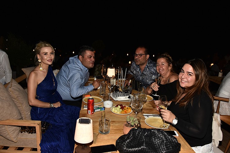 Eşine sürpriz doğumgünü