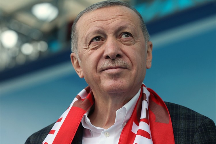 "Görevde olduğum sürece faizler düşecek"