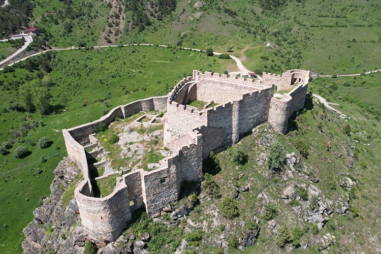 Tarihi kalelere ulaşımı sağlayan yollarda çalışma başlatıldı