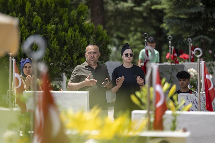 Cebeci Askeri Şehitliği'nde bayram yoğunluğu