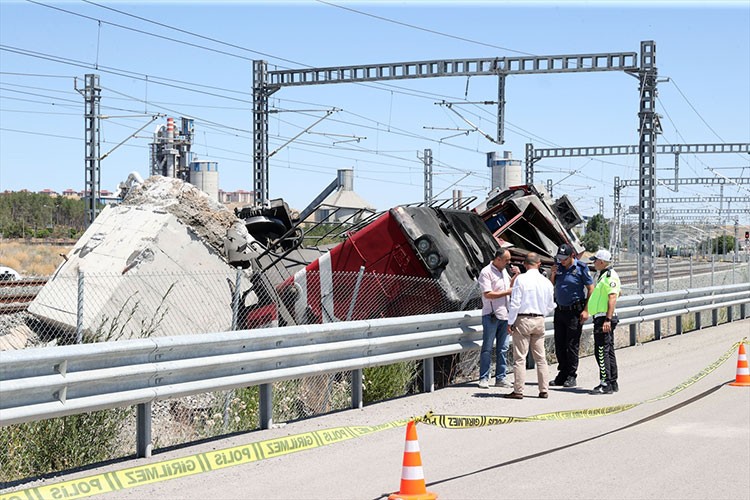 Sivas'ta lokomotifin devrilmesi sonucu 2 kişi yaralandı