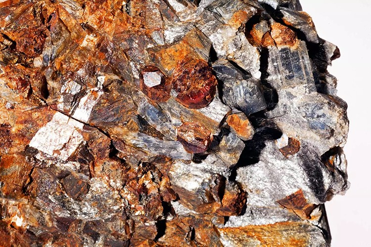 Nadir toprakta yeni mineral keşfi