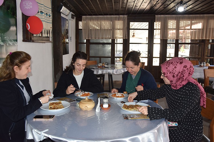 Mutfakta hazırlanan yiyecekler tüketiciye sunuluyor