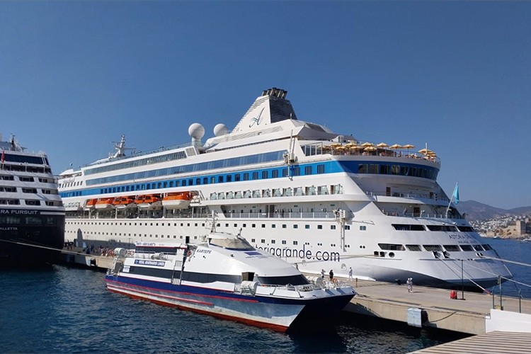Bodrum'a iki kruvaziyerle 1680 yolcu geldi