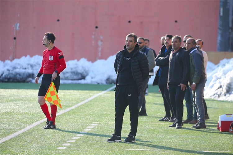 Adliyede müdürlük, sahada teknik direktörlük yapıyor