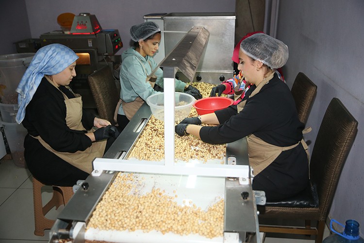İşlediği fındığı kendi markasıyla pazarlıyor