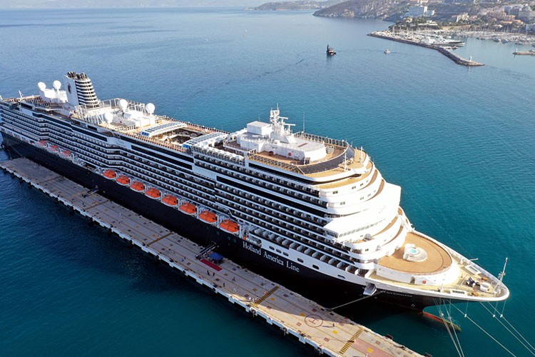 Kuşadası'na dev kruvaziyerle 2 bin 600 turist geldi