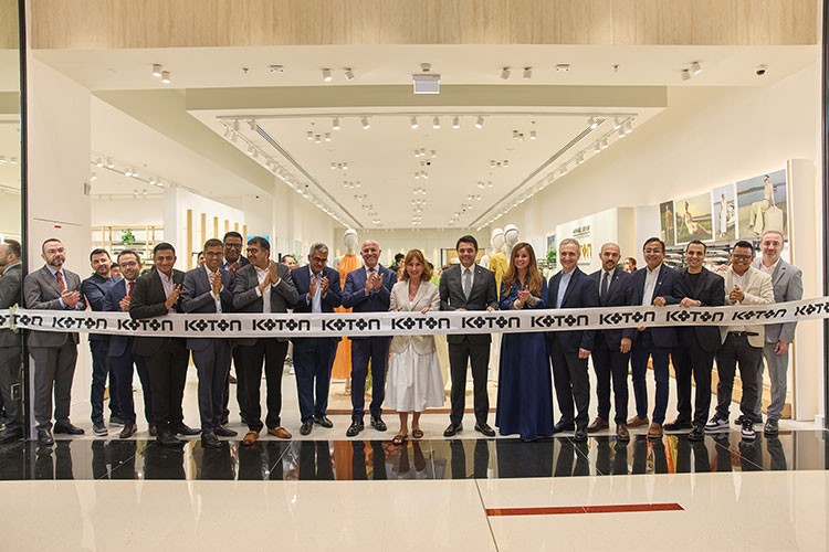 Koton Dubai Mall'da yenilenen mağazasını açtı