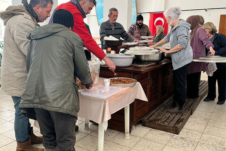 Köylerini ziyaret edenleri el birliğiyle hazırladıkları sofrada ağırlıyorlar