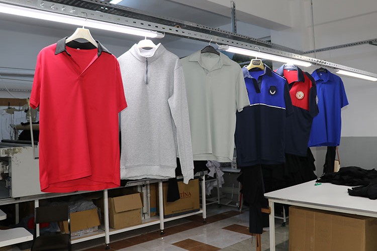 Kadınlar, belediye personelinin iş elbiselerini üretiyor