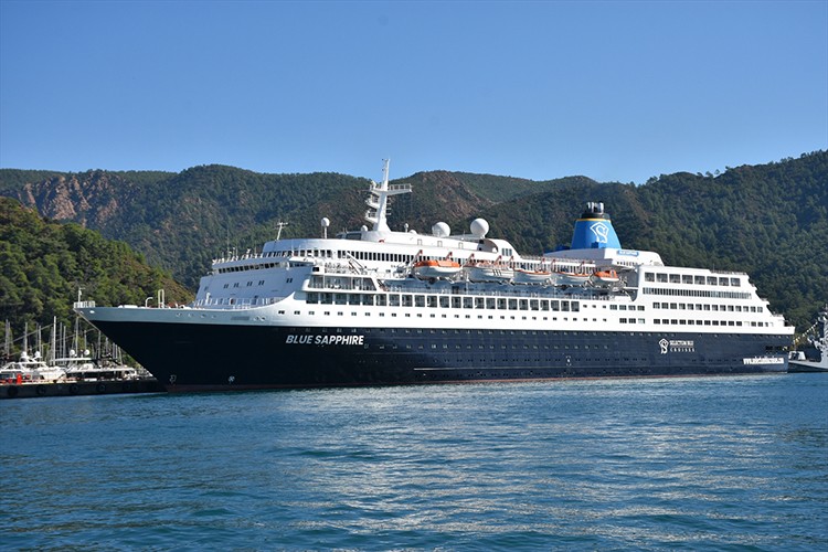 "Blue Sapphire" personel değişimi ve ikmal için Marmaris'te