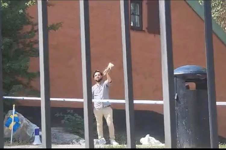 İsveç'te Kurban Bayramı'nda cami önünde Kur'an-ı Kerim yakıldı