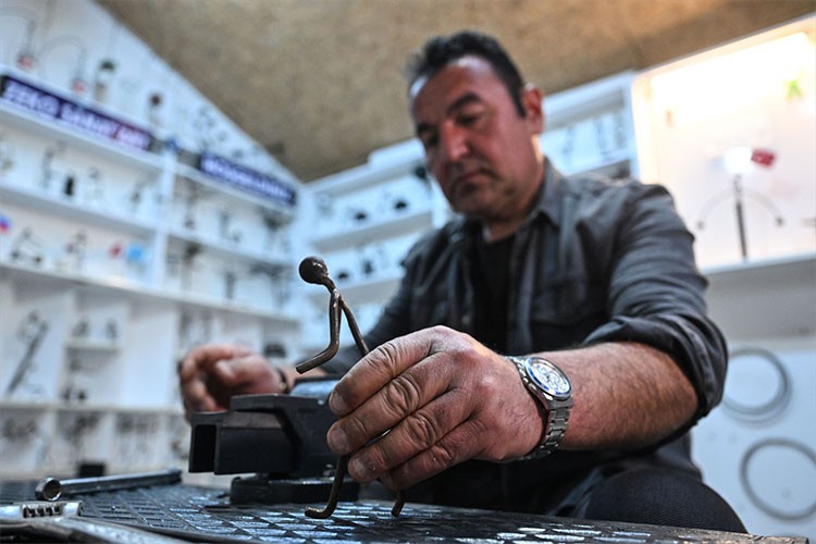 Demir ustası, zanaatını sanatla bütünleştirdi