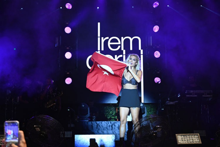 Filenin Sultanlarına sahneden kutlama