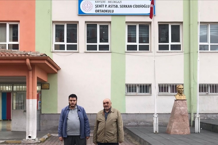 Şehit oğlunun adını taşıyan okulun gönüllüsü oldu