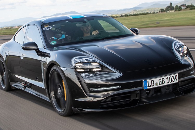 Taycan'dan güç gösterisi