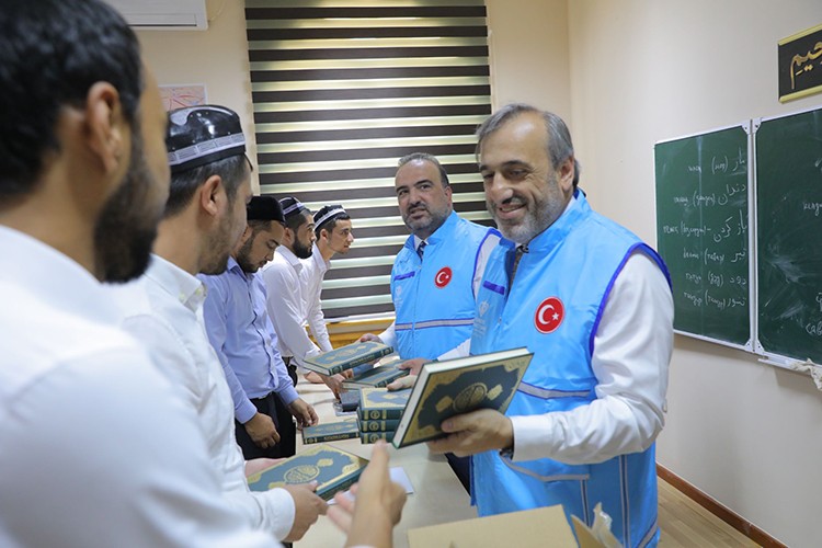85 ülkede 1,5 milyon Kur'an-ı Kerim hediye etti