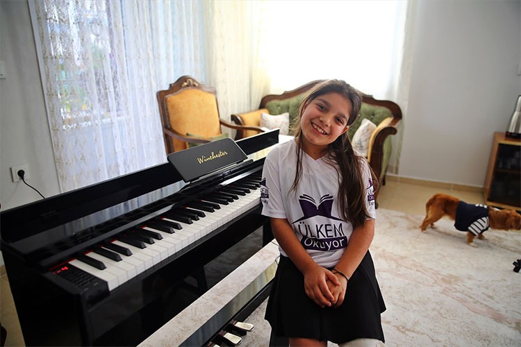 Depremzede Fatma hayalini kurduğu piyanoya kavuştu