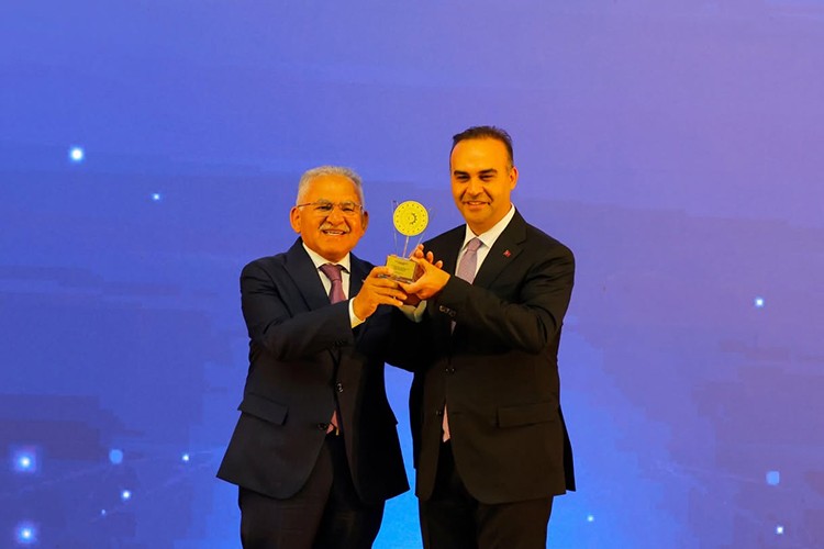 Başkan Büyükkılıç, Bakan Kacır'ın elinden ödül aldı