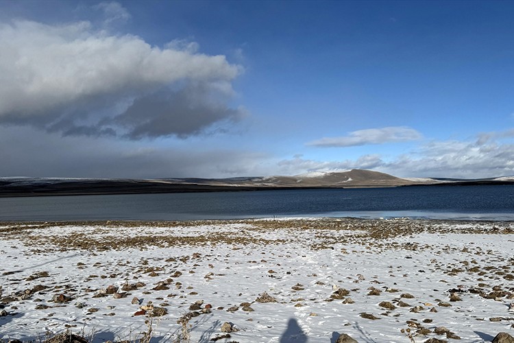 Ardahan'da Aktaş Gölü çevresi kar yağışıyla beyaza büründü
