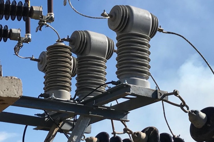 Orta gerilim Havai hatları için ölçüm ve haberleşme cihazı