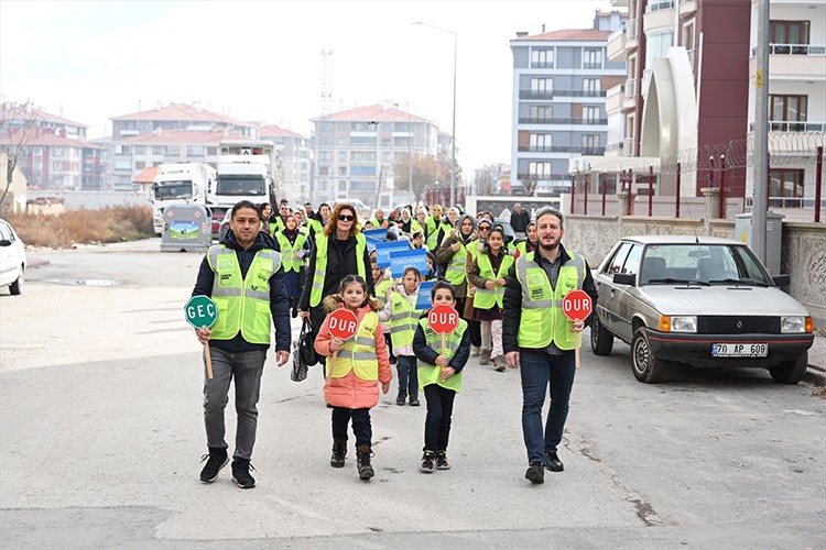 "Yayabüs" projesiyle öğrenciler güvenle okula gidiyor