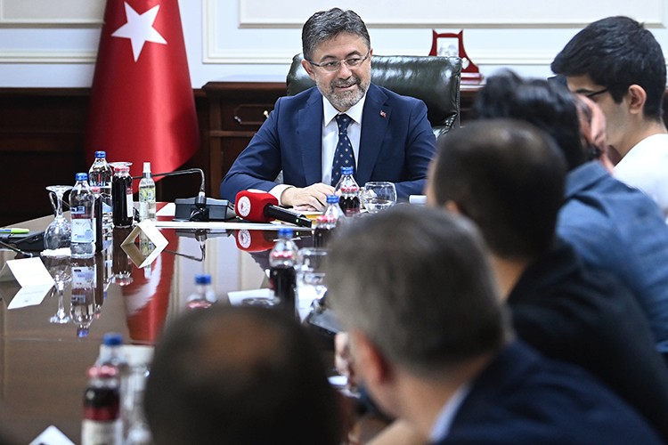 Yumaklı ödül alan gençlerle bir araya geldi