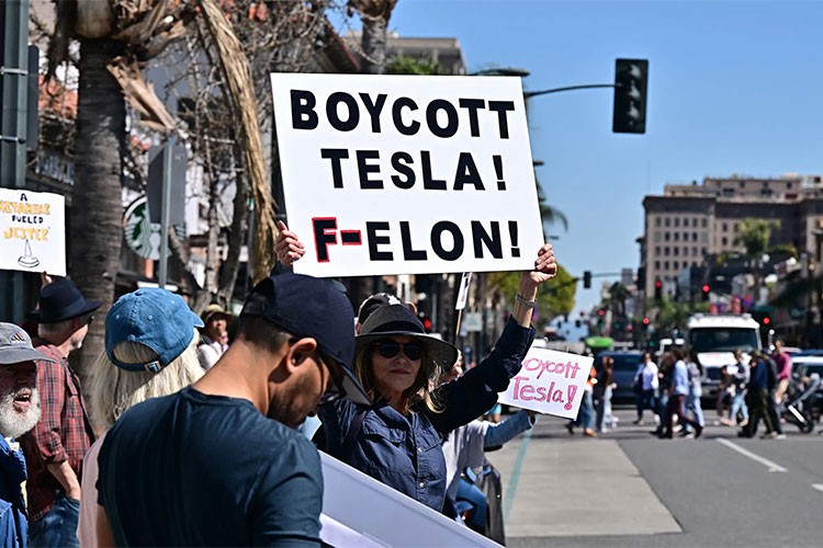 Tesla bayileri önündeki Musk'ı protesto gösterileri sürüyor
