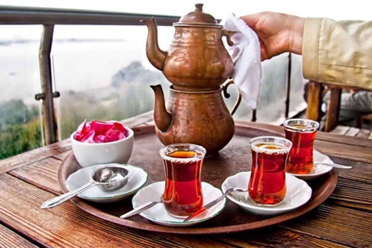 Japonlara Türk çayı demlemenin püf noktalarını öğreteceğiz