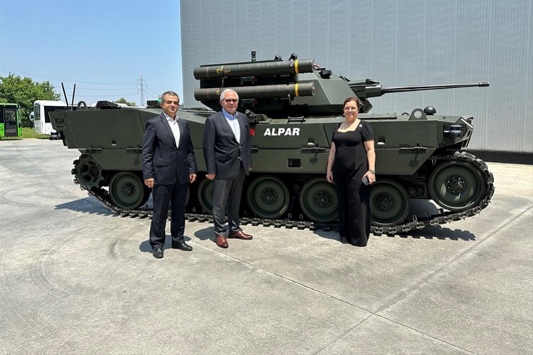 Türkiye'nin ilk ağır sınıf paletli insansız zırhlı aracını tanıttı