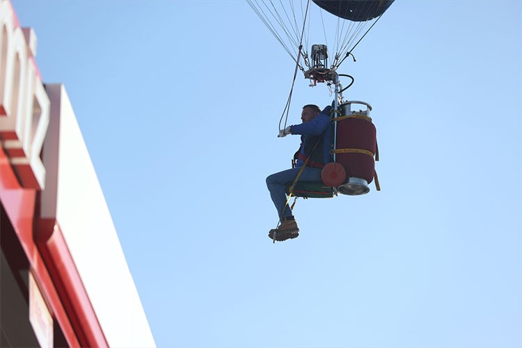 Belçikalı pilot, tek kişilik balonuyla Ürgüp semalarında süzülüyor