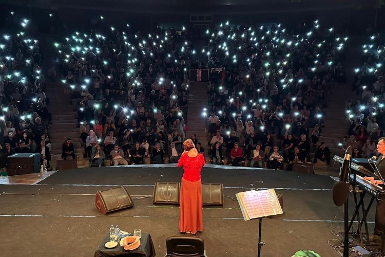 Nazan Öncel Adana Konserinde yine ayakta alkışlandı