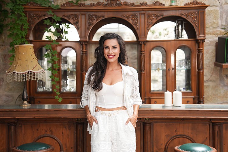 Haber spikerliğinden mikrofonun diğer ucuna