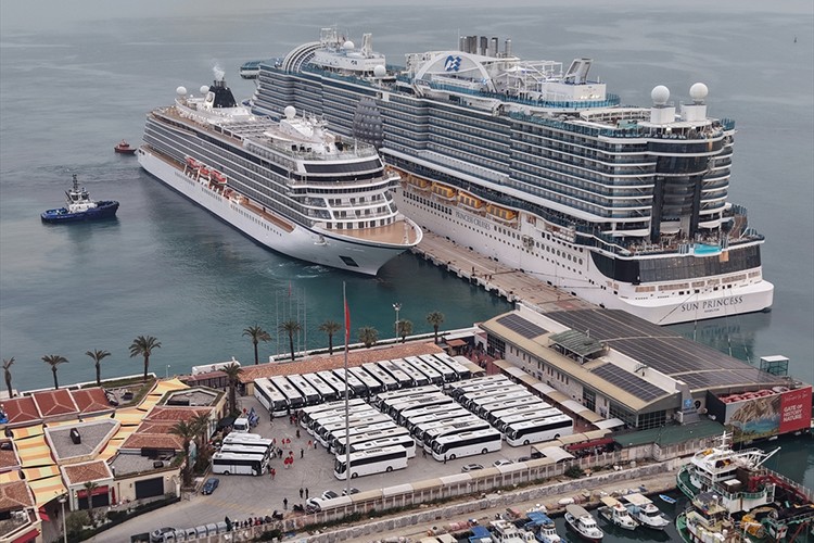 Kuşadası'na 2 kruvaziyerle 5 bin 297 turist geldi