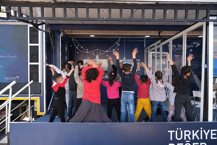 23 Nisan'da deprem bölgesindeki çocukların yanında