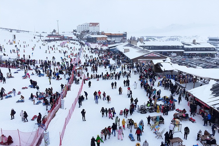 Erciyes'te pistler kayakseverlerle doldu