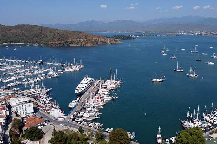 Fethiye'de süper yat I Dynasty'a yakıt ikmali yapıldı