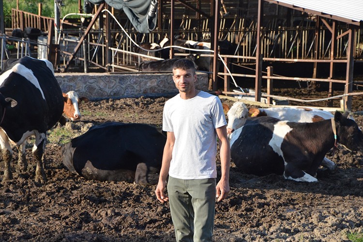Aile mesleği hayvancılığı devam ettiren gencin sürüsü büyüyor