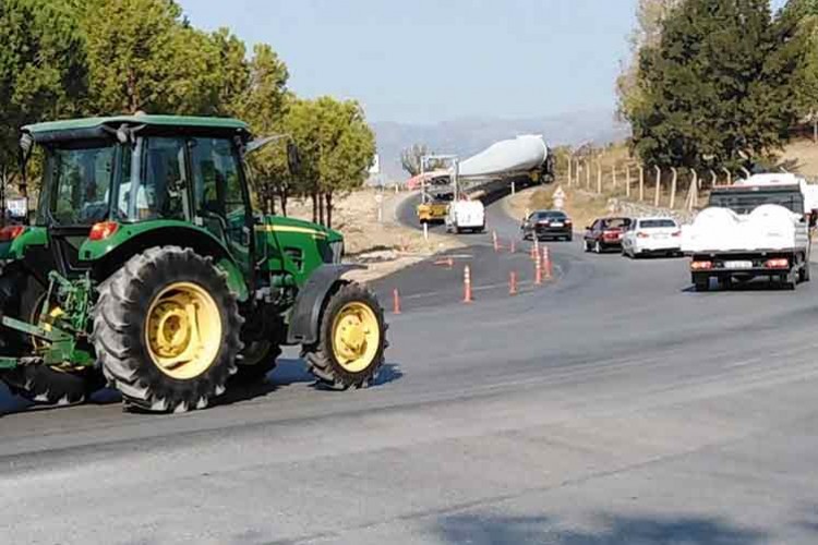 80 metrelik kanat tek şeritli yolda gidiyor