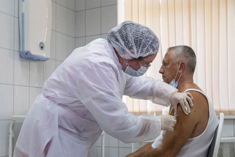 Rusya'da aşı programı başladı