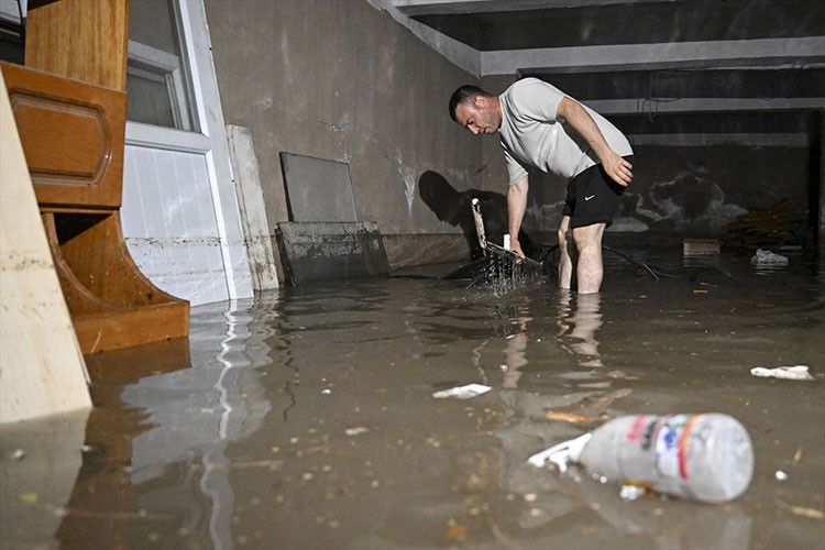 Başkentte sağanak hayatı olumsuz etkiledi