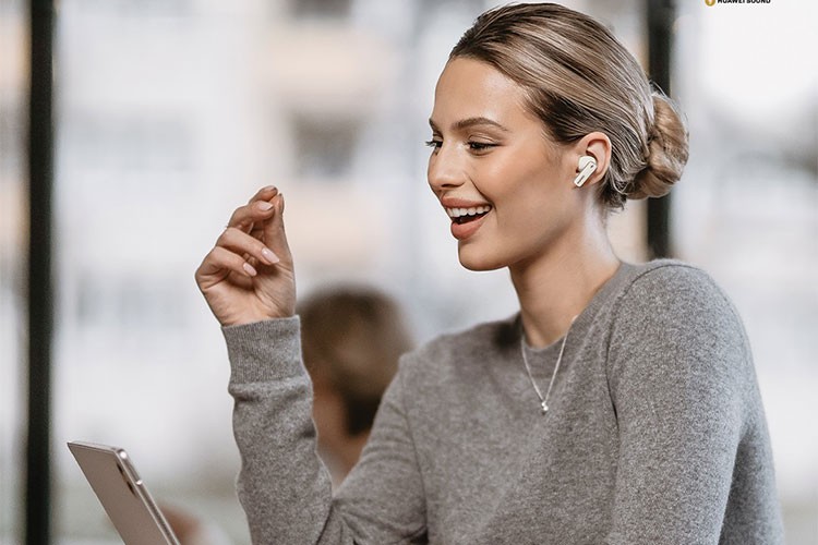 100 dB'e kadar gürültü engelleme sunuyor