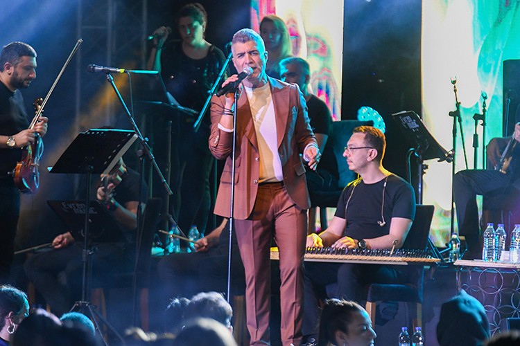 Özcan Deniz'den Bodrum çıkarması