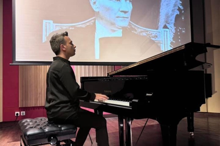 Uzak Doığu'da Türk müziğini tanıttı