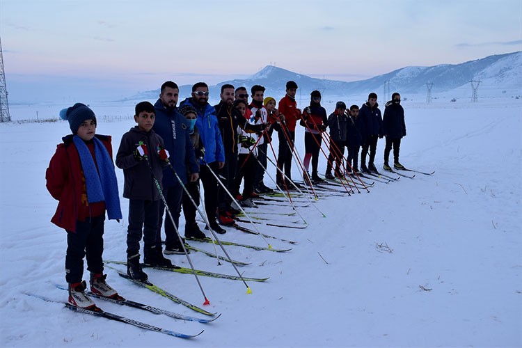 Bitlisli kayakçılar, soğuk havada yarışlara hazırlanıyor