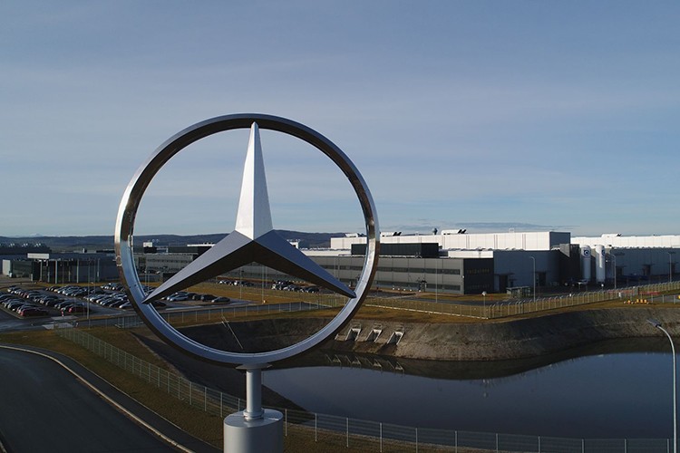 Mercedes-Benz'in kârı durgun piyasa koşulları nedeniyle düştü