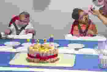 İngiltere'de operasyonla ayrılan siyam ikizlerinin doğum günü kutlandı