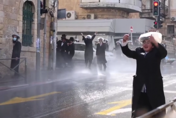 Ortodoks Yahudilerin karantina karşıtı protestosuna müdahale