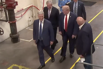 Trump maske fabrikası ziyaretinde maske takmadı